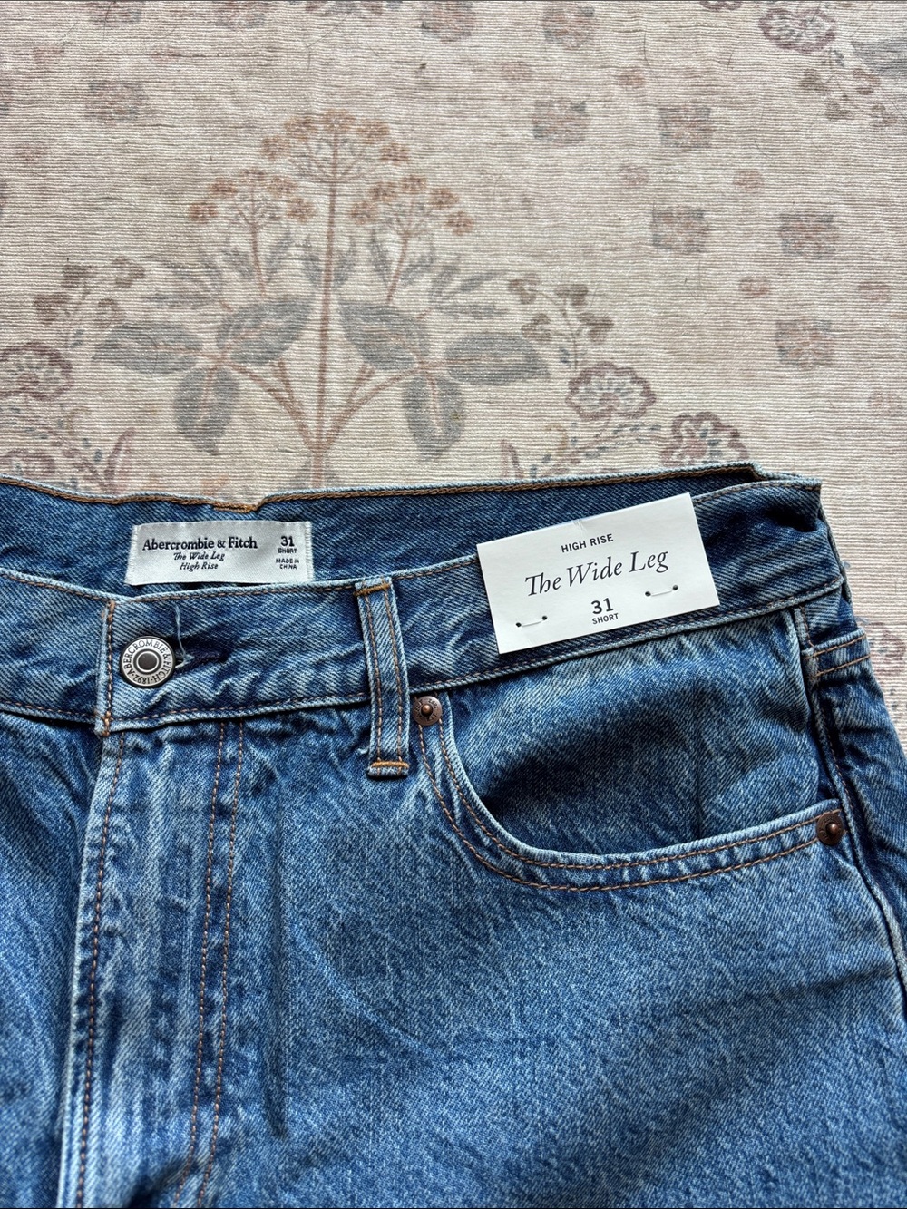 A&F High Rise The Wide Leg Jeans 31 Short